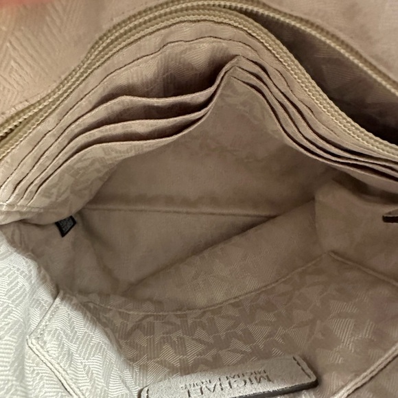 Michael Kors Billy Messenger suede leather bag, like new condition, color cement - Picture 8 of 11